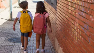 Rear view Elementary school children with school bags on their first day of school. Education concept / Foto: Nanci Santos