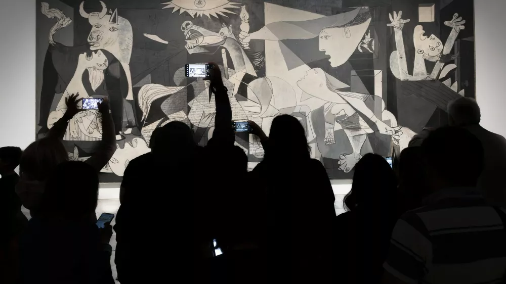 Guernica, das Bild von Picasso gilt als eines der bedeutenstenden Werke der Kunstgeschichte im Museum Reina Sofia. Das Museo Nacional Centro de Arte Reina Sofia MNCARS ist ein Kunstmuseum, eine Pinakothek und Bibliothek in Madrid. Der Fundus des Museums umfasst rund 25.000 Werke, von denen rund 2.000 in den Ausstellungss&auml;len zu sehen sind. 2016 hatte das Museum mehr als 3,3 Millionen Besucher. *** Guernica, the painting by Picasso, is considered one of the most important works in the history of art in the Reina Sofia Museum. The Museo Nacional Centro de Arte Reina Sofia MNCARS is an art museum, art gallery and library in Madrid. The museum s collection comprises around 25,000 works, of which around 2,000 are on display in the exhib GMS18995,Image: 989314585, License: Rights-managed, Restrictions: imago is entitled to issue a simple usage license at the time of provision. Personality and trademark rights as well as copyright laws regarding art-works shown must be observed. Commercial use at your own risk., Model Release: no / Foto: Profimedia