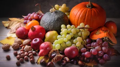 Autumn fruits on wooden table, close-up. / Foto: Fabiomax