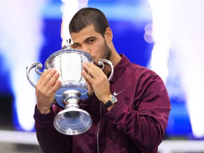 07 September 2025, US, New York: Spanish tennis player Carlos Alcaraz celebrates by kissing the trophy after winning the final match against Italy's Jannik Sinner during the 2025 US Open tennis tournament at USTA Billie Jean King National Tennis Center. Photo: Javier Rojas/PI via ZUMA Press Wire/dpa / Foto: Javier Rojas