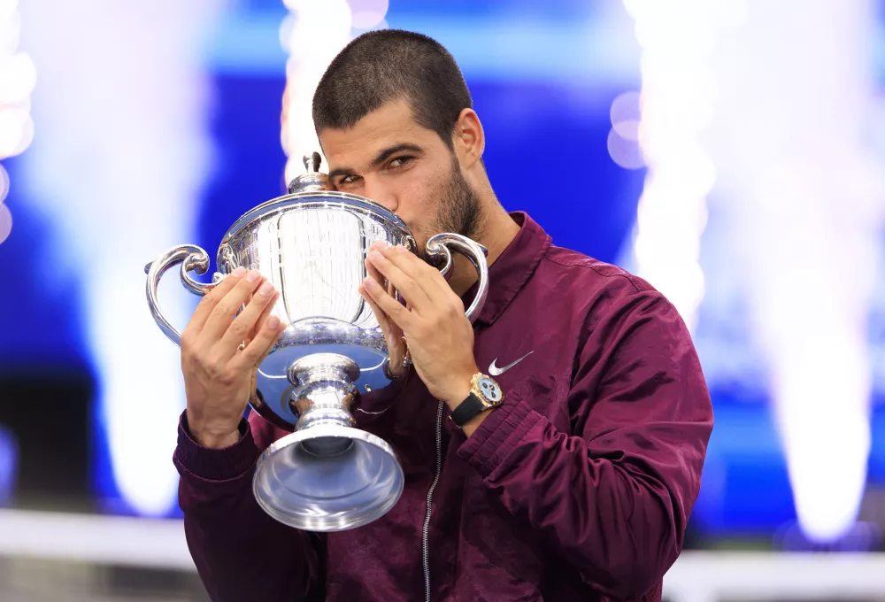 07 September 2025, US, New York: Spanish tennis player Carlos Alcaraz celebrates by kissing the trophy after winning the final match against Italy's Jannik Sinner during the 2025 US Open tennis tournament at USTA Billie Jean King National Tennis Center. Photo: Javier Rojas/PI via ZUMA Press Wire/dpa / Foto: Javier Rojas