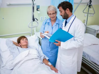 Doctor and nurse interacting with each other in hospital room / Foto: Wavebreakmedia