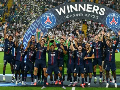 Soccer Football - UEFA Super Cup - Final - Paris St Germain v Tottenham Hotspur - Bluenergy Stadium, Udine, Italy - August 13, 2025 Paris St Germain's Marquinhos lifts the trophy as he celebrates with teammates after winning the UEFA Super Cup REUTERS/Jennifer Lorenzini   TPX IMAGES OF THE DAY