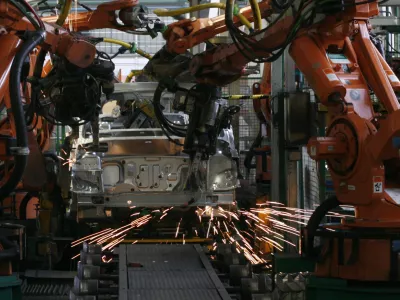 novi Renault Wind - REVOZ d.d., Novo mesto - začetek proizvodnje novega Renaultovega modela wind - Renault wind je 3,83 metra dolg dvosedi kupe-roadster z domiselnim odpiranjem električne zložljive strehe, ki se zloži v 12 sekundah.//FOTO: Matej Pov&scaron;e