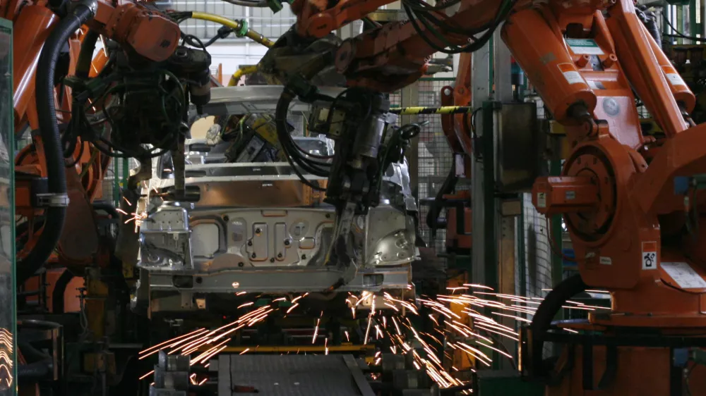 novi Renault Wind - REVOZ d.d., Novo mesto - začetek proizvodnje novega Renaultovega modela wind - Renault wind je 3,83 metra dolg dvosedi kupe-roadster z domiselnim odpiranjem električne zložljive strehe, ki se zloži v 12 sekundah.//FOTO: Matej Pov&scaron;e