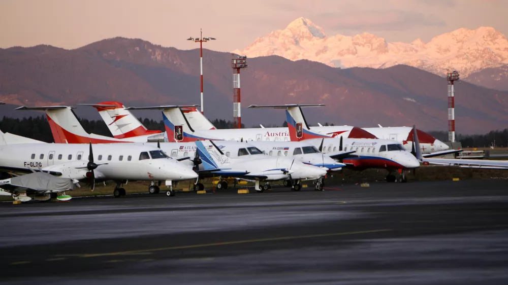 Aerodrom Ljubljana - Letali&scaron;če Jožeta Pučnika Brnik - ilustrativna fotografija - letalo//FOTO: Tomaž Skale 