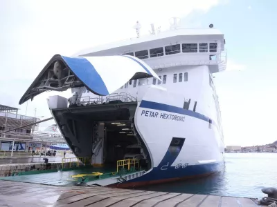 08.07.2025., Split - Jadrolinijev trajekt "Petar Hektorovic", koji plovi na liniji Split - Hvar, zbog jakog nevremena izgubio je kontrolu i udario u gat Sv. Duje. U tom sudaru prignjecio je nekoliko drvenih turistickih brodova koji su bili privezani uz gat, a jedan od njih je i potonuo. Photo: Ivo Cagalj/PIXSELL