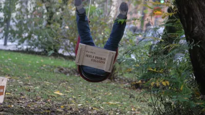 - ilustrativna fotografija - gugalnica - Miklo&scaron;ičev park - Mesec oblikovanja 2010 - Dizajn v mestu - in&scaron;talacija&nbsp;&nbsp;DING DONG, ///FOTO: Luka Cjuha