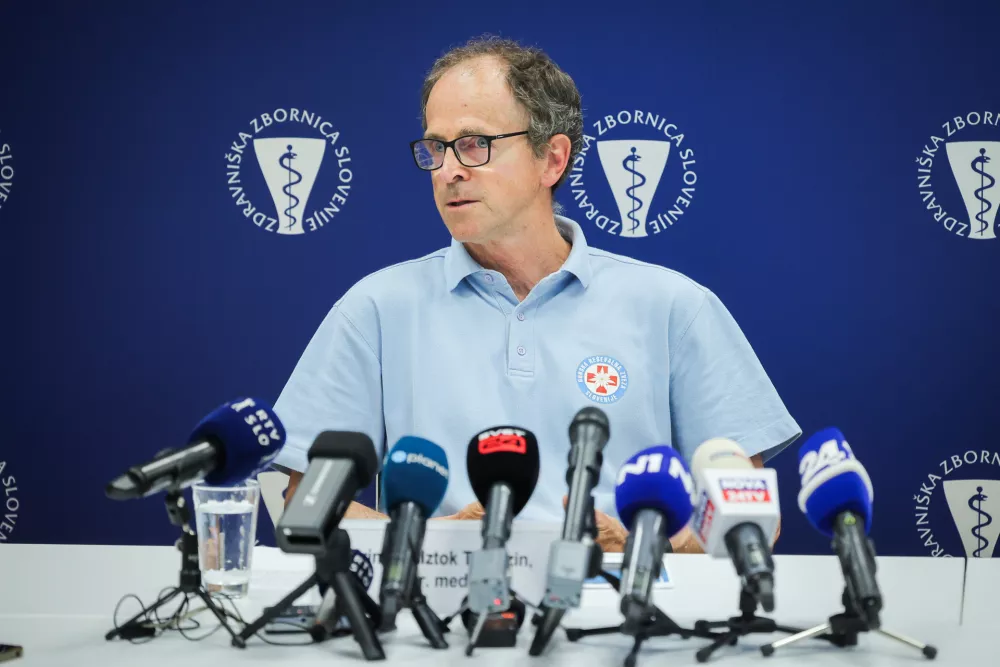 Ljubljana, Zdravniska zbornica Slovenije.Novinarska konferenca Zdravniske zbornice Slovenije o varnosti v gorah, sodelovala sta gorska resevalca in zdravnika letalca, Iztok Tomazin in Luka Camlek, ki sta predstavila izzive resevanja v poletnih mesecih, najpogostejse nevarnosti ter nasvete za varen obisk gora.