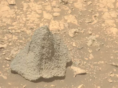 Rover Perserverance na Marsku, posnetek nenavadne kamnine v obliki čelade.Foto: NASA