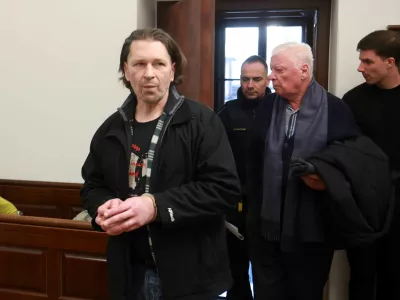 Ubil lastnika gostilne, morilca pridržali trije grosupeljski Romi