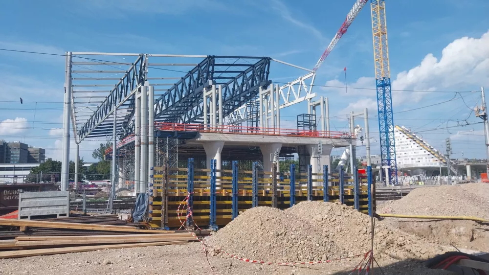 Železni&scaron;ka postaja Ljubljana - gradnja nadhoda s postajno dvorano