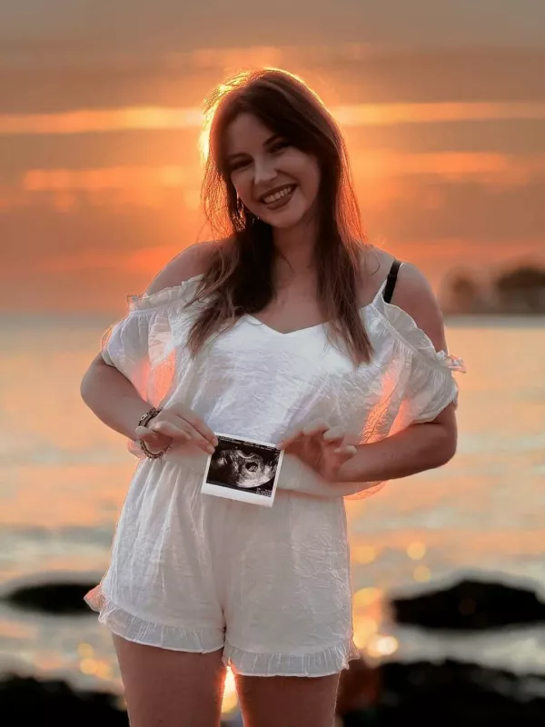 Konservativna influenserka je zadovoljno pokazala sliko svojega nosečega trebu&scaron;čka in se hkrati zamislila nad dejstvom, da ni poročena 