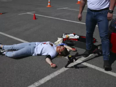 E - SKIROSKIRO SIMBOLIČNA FOTOGRAFIJAvarnost v prometu električni skiroprometna nesrečasmrt v prometupromettrčenjetrk14.05.2025 Novinarska konferenca: " Varno z e-skirojem "FOTO: Nik Erik Neubauer