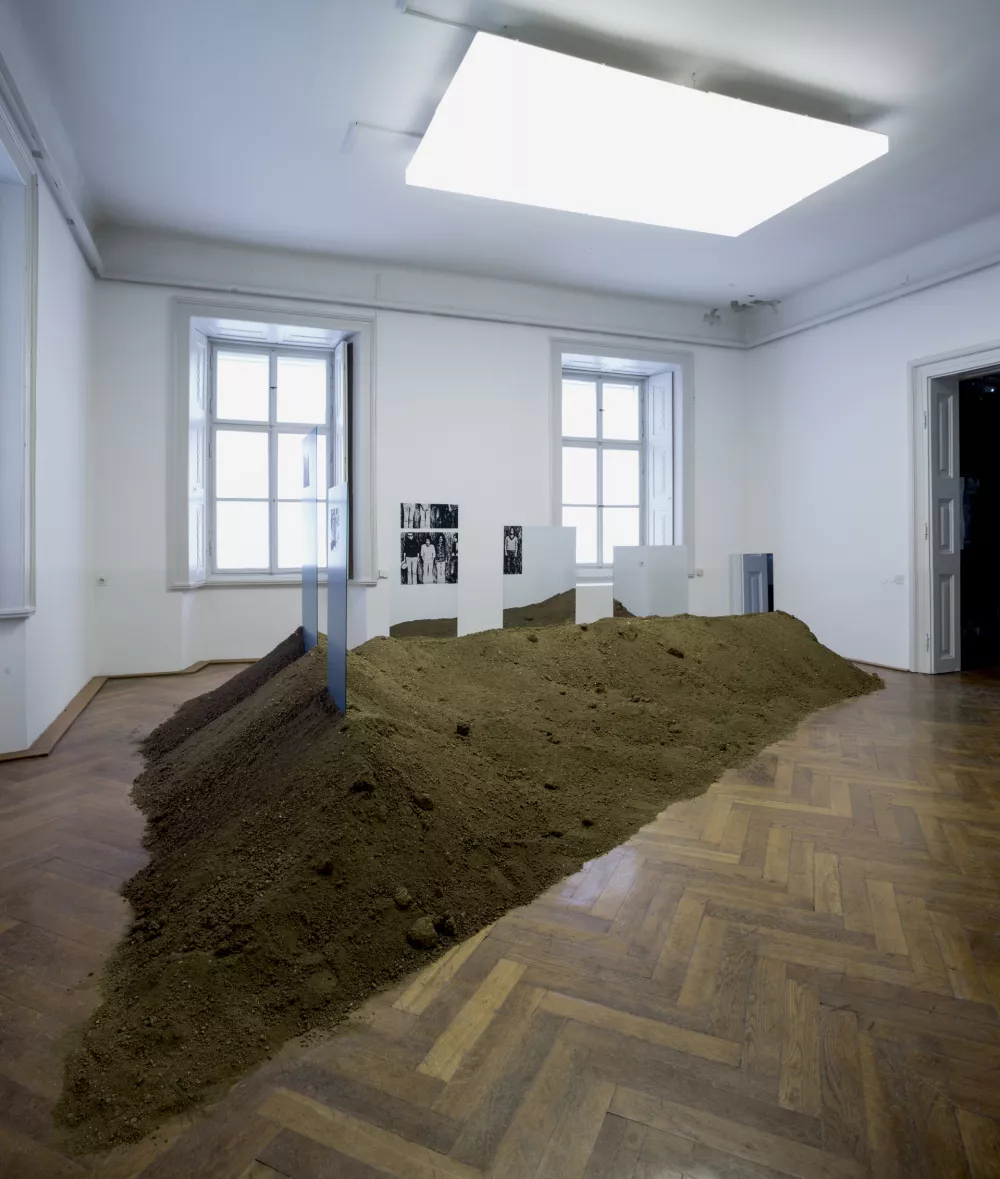 Projekt I&scaron;tvana I&scaron;ta Huzjana na 31. mednarodnem grafičnem bienalu v MGLC v Ljubljana, za katerega je prejel veliko nagrado bienala. F Jaka Babnik