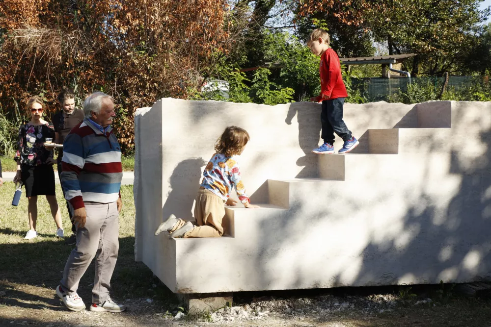 Nastala javna skulptura I&scaron;tvna I&scaron;ta Huzjana, nastala na Forma vivi v Seči F Jadran Rusjan