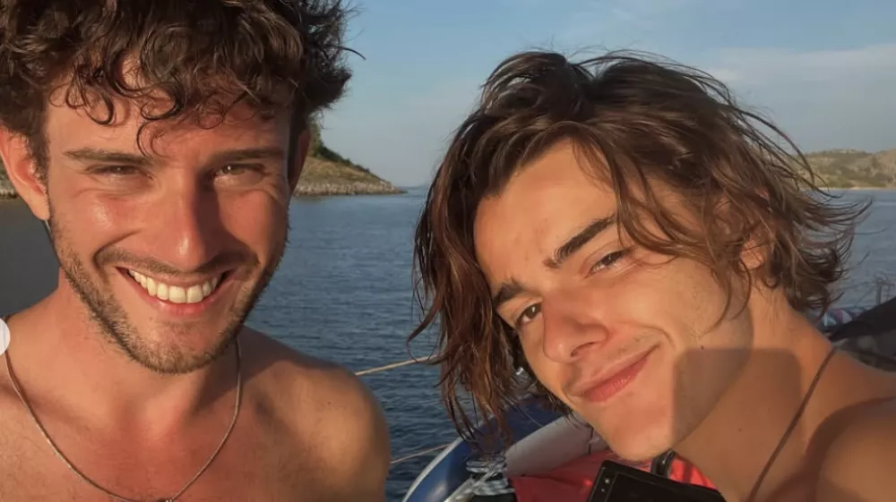 Bo&scaron;njak, desno in njegov &scaron;panski prijatelj oziroma partner. 