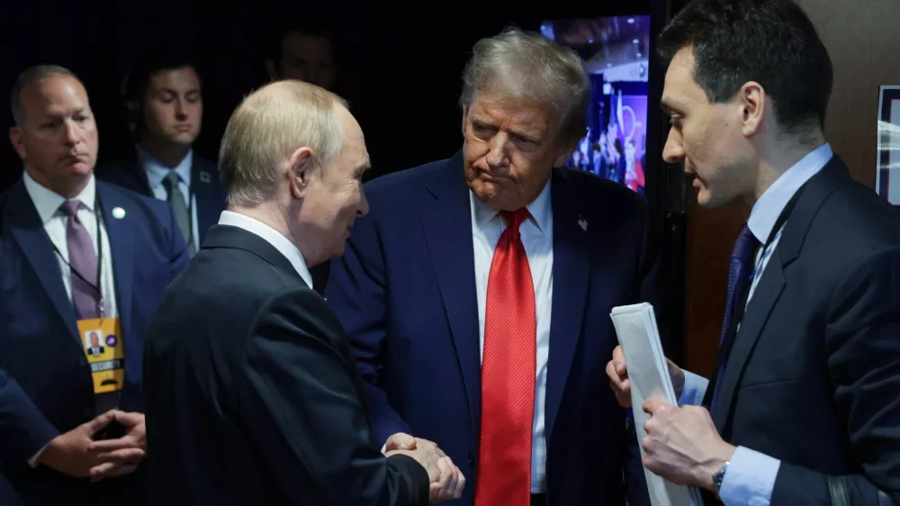 HANDOUT - 15 August 2025, US, Alaska: US President Donald Trump (C) and Russian President Vladimir Putin (L) speak privately ahead of their joint press conference following their meeting in Alaska. Photo: -/Kremlin/dpa - ATTENTION: editorial use only and only if the credit mentioned above is referenced in full