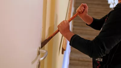 - simbolična fotografija - vlomilec - vlomi v stanovanja ali stanovanjske hi&scaron;e - tatovi - vandalizem - objestnost - uničevanje tuje lastnine - kaznivo dejanje - vlom - vlamljanje - dleto - "pajser" //FOTO: Bojan Velikonja