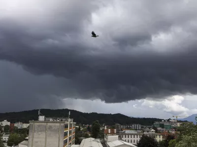 - 08.06.2023 - nevihtni oblaki nad Ljubljano, nevihta, dež, oranžni alarm. močnej&scaron;i naliv, neurje //FOTO: Luka Cjuha