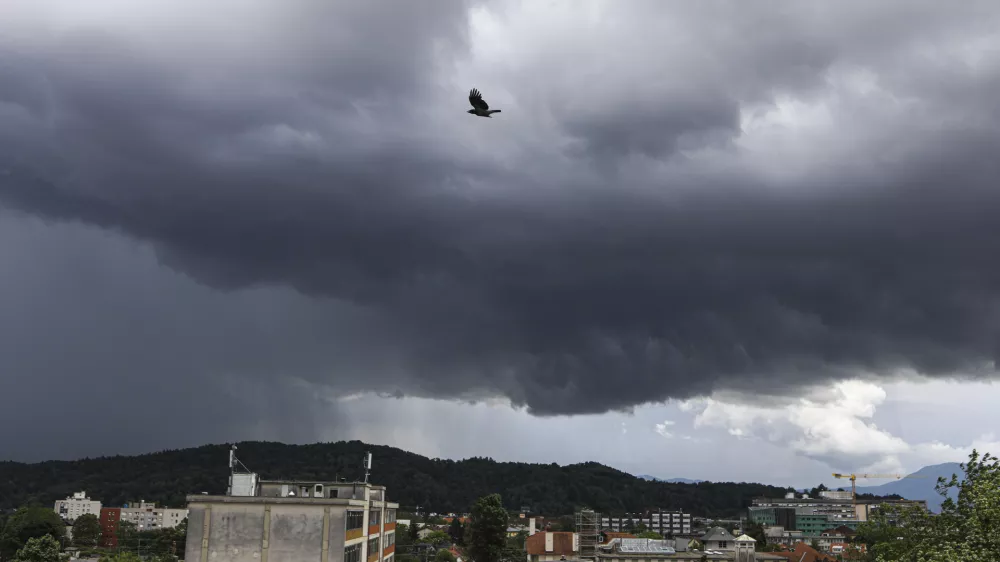 - 08.06.2023 - nevihtni oblaki nad Ljubljano, nevihta, dež, oranžni alarm. močnej&scaron;i naliv, neurje //FOTO: Luka Cjuha