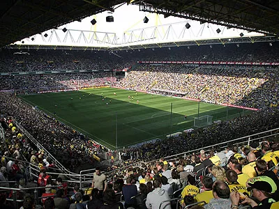 83.000 Zuschauer sehen am 17.04.2004 im ausverkauften Dortmunder Westfalenstadion das Fu&szlig;ball-Bundesligaspiel der 29. Runde zwischen Borussia Dortmund und dem Titelverteidiger FC Bayern M&uuml;nchen (2:0).