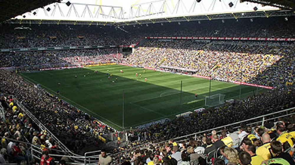 83.000 Zuschauer sehen am 17.04.2004 im ausverkauften Dortmunder Westfalenstadion das Fu&szlig;ball-Bundesligaspiel der 29. Runde zwischen Borussia Dortmund und dem Titelverteidiger FC Bayern M&uuml;nchen (2:0).