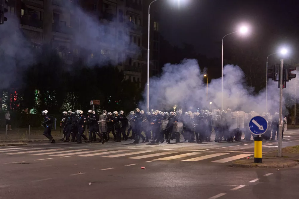 16 August 2025, Serbia, Belgrade: A police cordon advances toward demonstrators. Demonstrators clashed with riot police in Belgrade as tear gas was used during days of anti-government protests. Photo: Marko Dimic/ZUMA Press Wire/dpa