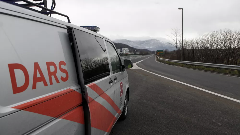 - Vipavska hitra cesta - delavci DARS - izločanje - 05.02.2015 - Mednarodni mejni prehod Vrtojba - zaradi predvidenega obilnega sneženja in burje prepoved vožnje za priklopnike in polpriklopnike pri vstopu v Slovenijo - ///FOTO: Luka Cjuha