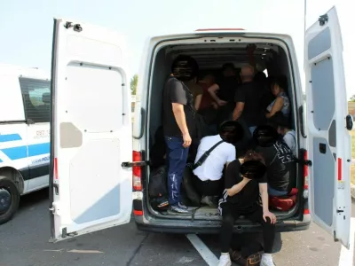 Hrva&scaron;ki državljan je v zadnjem delu kombija prevažal 32 Kitajcev. 