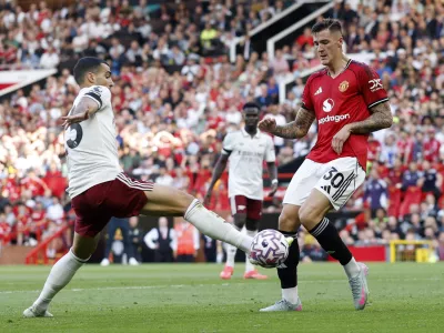 Soccer Football - Premier League - Manchester United v Arsenal - Old Trafford, Manchester, Britain - August 17, 2025 Arsenal's Mikel Merino in action with Manchester United's Benjamin Sesko Action Images via Reuters/Jason Cairnduff EDITORIAL USE ONLY. NO USE WITH UNAUTHORIZED AUDIO, VIDEO, DATA, FIXTURE LISTS, CLUB/LEAGUE LOGOS OR 'LIVE' SERVICES. ONLINE IN-MATCH USE LIMITED TO 120 IMAGES, NO VIDEO EMULATION. NO USE IN BETTING, GAMES OR SINGLE CLUB/LEAGUE/PLAYER PUBLICATIONS. PLEASE CONTACT YOUR ACCOUNT REPRESENTATIVE FOR FURTHER DETAILS..