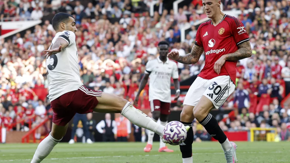 Soccer Football - Premier League - Manchester United v Arsenal - Old Trafford, Manchester, Britain - August 17, 2025 Arsenal's Mikel Merino in action with Manchester United's Benjamin Sesko Action Images via Reuters/Jason Cairnduff EDITORIAL USE ONLY. NO USE WITH UNAUTHORIZED AUDIO, VIDEO, DATA, FIXTURE LISTS, CLUB/LEAGUE LOGOS OR 'LIVE' SERVICES. ONLINE IN-MATCH USE LIMITED TO 120 IMAGES, NO VIDEO EMULATION. NO USE IN BETTING, GAMES OR SINGLE CLUB/LEAGUE/PLAYER PUBLICATIONS. PLEASE CONTACT YOUR ACCOUNT REPRESENTATIVE FOR FURTHER DETAILS..