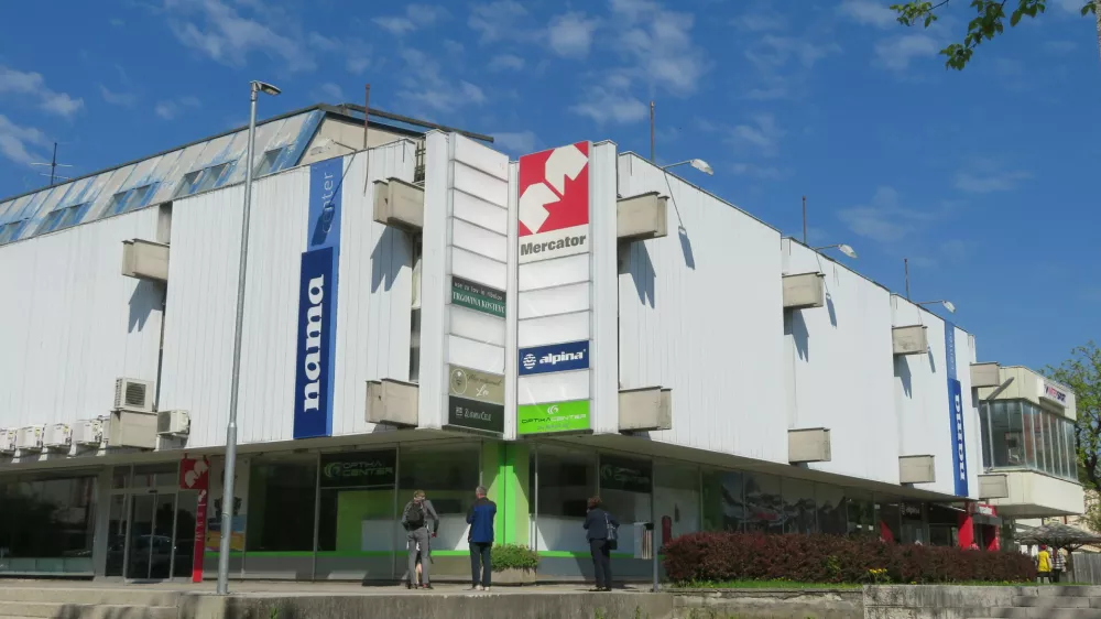 Investitorjem se zapleta, občina že odstopila od nakupa stanovanj v Nami