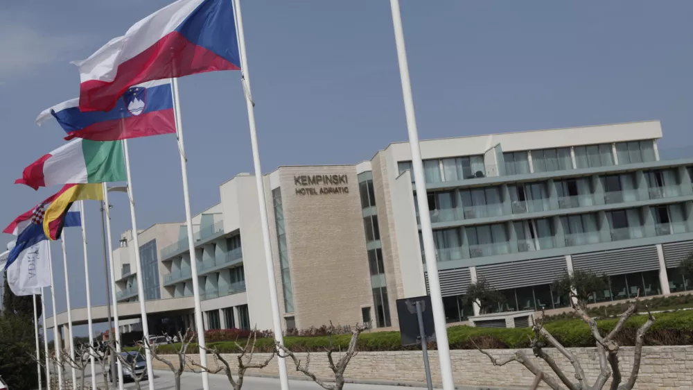- Hrva&scaron;ka 2014 - Rezidencija Skiper Suites Hotel, Savudrija, Alberi 300, Kempinski luksuzno počitni&scaron;ko apartmajsko naselje - slovenska zastava //FOTO: Luka Cjuha