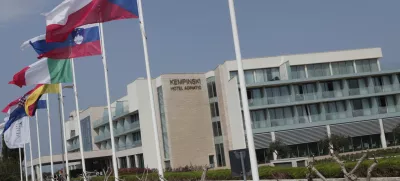 - Hrvaška 2014 - Rezidencija Skiper Suites Hotel, Savudrija, Alberi 300, Kempinski luksuzno počitniško apartmajsko naselje - slovenska zastava //FOTO: Luka Cjuha