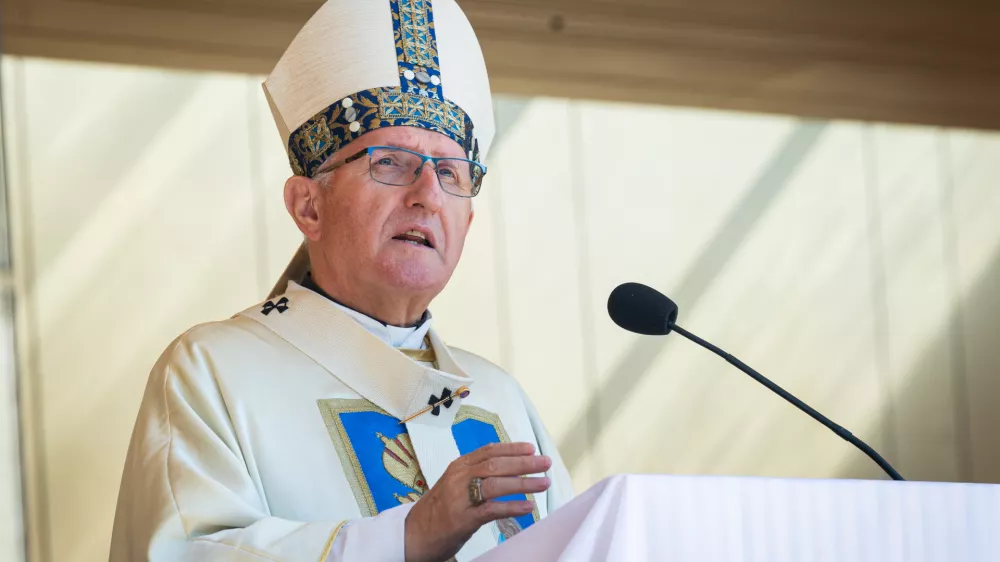 Brezje, Bazilika.Osrednja masa ob Marijinem vnebovzetju, ki jo je vodil ljubljanski nadskof in metropolit Stanislav Zore, ter ponovna slovesna izrocitev slovenskega naroda Bozji materi Mariji.