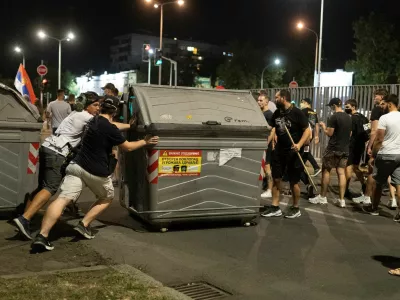 Anti-government protesters erect barricades during clashes with police in Belgrade, Serbia, August 16, 2025. REUTERS/Djordje Kojadinovic