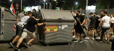 Anti-government protesters erect barricades during clashes with police in Belgrade, Serbia, August 16, 2025. REUTERS/Djordje Kojadinovic