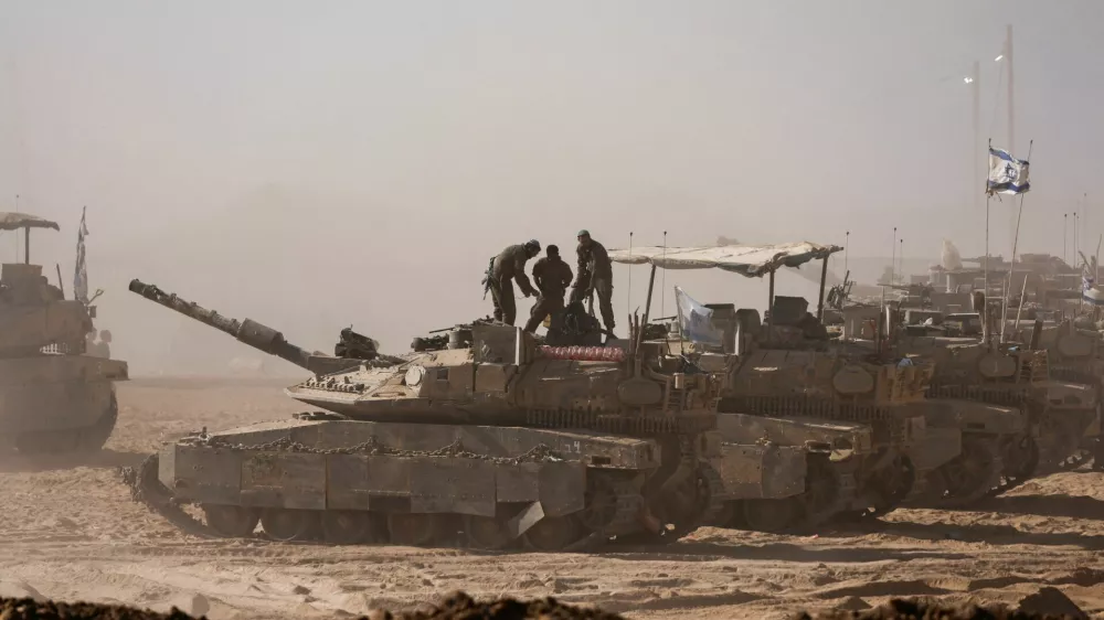 Israeli soldiers stand on a tank as seen from the Israeli side of the Israel-Gaza border, Israel August 18, 2025. REUTERS/Amir Cohen