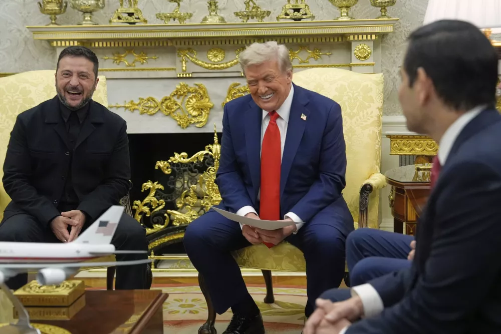 President Donald Trump meets with Ukraine's President Volodymyr Zelenskyy in the Oval Office at the White House, Monday, Aug. 18, 2025, in Washington. (AP Photo/Julia Demaree Nikhinson)