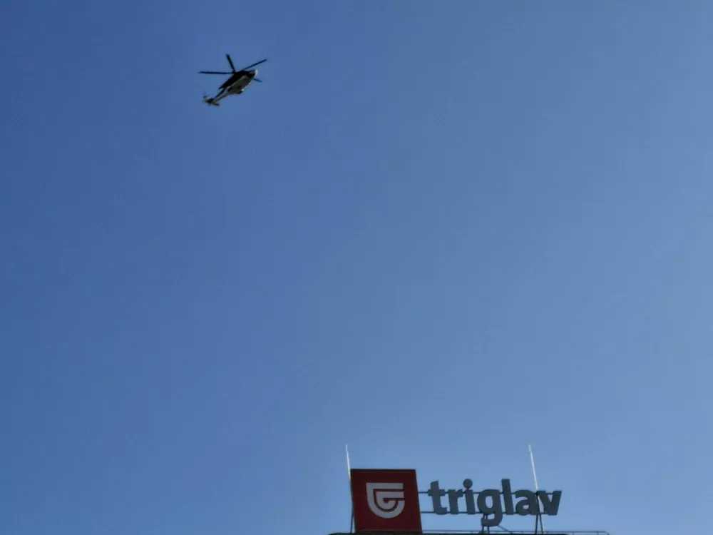 Gospodarsko razstavi&scaron;če pred začetkom sojenja za mafijski umor Satka Zovka preletava helikopter. 