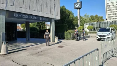 Tako so enega od obtoženih pripeljali v prostore ljubljanskega sodi&scaron;ča na Gospodarskem razstavi&scaron;ču v Ljubljani. 