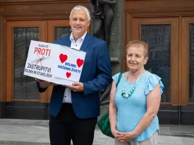 Ljubljana, pred DZ.Prvopodpisana Ales Primc in Milena Miklavcic sta v DZ vlozila vec kot 15.000 podpisov za zacetek postopka za razpis referenduma o pomoci pri prostovoljnem koncanju zivljenja.