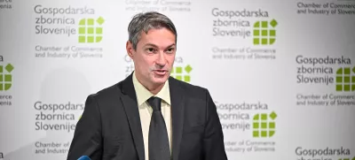 Ljubljana, Gospodarska zbornica Slovenije.Izjava za medije GZS s komentarjem gospodarske rasti v prvem polletju 2025 in dinamike industrijske proizvodnje.Vodja analitske sluzbe GZS Bojan Ivanc.