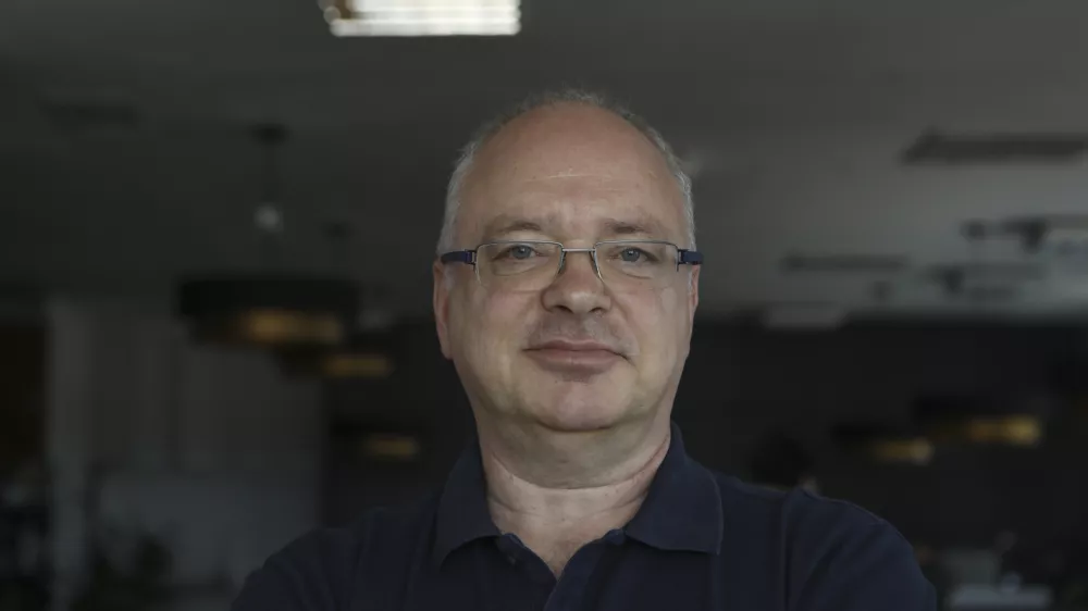 - 19.06.2023 - Dr. Dejan Verčič, profesor, avtor, podjetnik in partner v skupini Herman & partnerji, je v zadnjem desetletju, in sicer med leti 2010&ndash;2019, drugi najbolj citirani raziskovalec na področju globalnih odnosov z javnostmi na svetu. //FOTO: Luka Cjuha