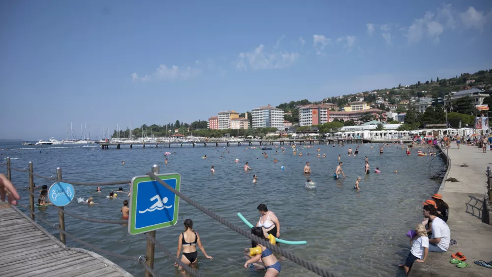 Plaža v Portorožu- 23.07.2022 - Redukcija vode zaradi su&scaron;e na Primorskem //FOTO: Nik Erik Neubauer