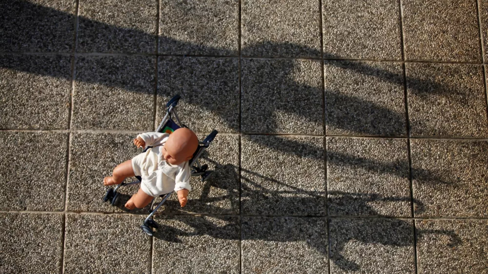 simbolična fotografija - nasilje nad otroci - pedofilija - Hi&scaron;a zavetja Palčica - prehodni dom za zlorabljene otroke v pred&scaron;olskem obdobju stare od 0 do 6 let, Brvace 41 - Grosuplje//FOTO: Luka CjuhaOPOMBA: ZA OBJAVO V PRILOGI - DNEVNIKOV OBJEKTIV - INTERVJU 2012