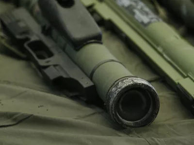 armbrust - nem&scaron;ki ročni netrzajni minomet- Generalna policijska uprava (GPU) in Policijska uprava Postojna, predstavili zaseg večje količine orožja in povedali več o preiskanem vlomu v skladi&scaron;če na poligonu v Polhovi jami v bližini Pivke.  //FOTO: Matej Pov&scaron;eOPOMBA: ZA OBJAVO V ČASOPISU DNEVNIK