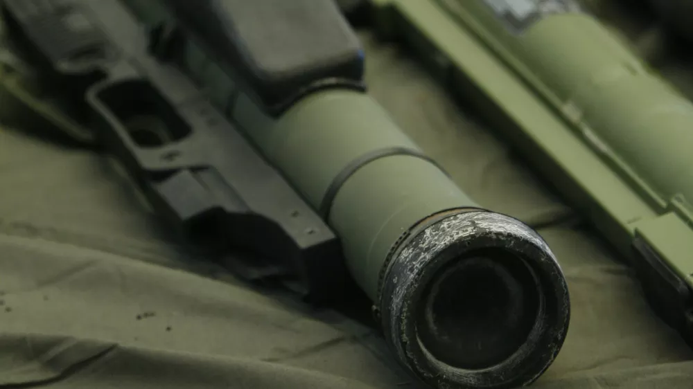 armbrust - nem&scaron;ki ročni netrzajni minomet- Generalna policijska uprava (GPU) in Policijska uprava Postojna, predstavili zaseg večje količine orožja in povedali več o preiskanem vlomu v skladi&scaron;če na poligonu v Polhovi jami v bližini Pivke.  //FOTO: Matej Pov&scaron;eOPOMBA: ZA OBJAVO V ČASOPISU DNEVNIK