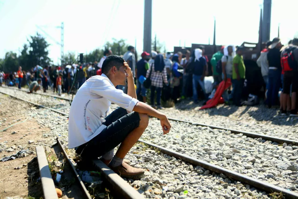 - 25.08.2015 - Grčija - Idomeni - begunci čakajo da jih spustijo na makedonsko stran pri Gevgeliji, kjer jih spu&scaron;čajo po manjih skupinah.- Begunci 2015 - migracije po zahodni balkanski poti 2015 - migracijska pot beguncev iz Sirije, Afganistana in Iraka čez Balkan proti zahodni Evropi - evropska begunska kriza - migranti - //FOTO: Bojan Velikonja